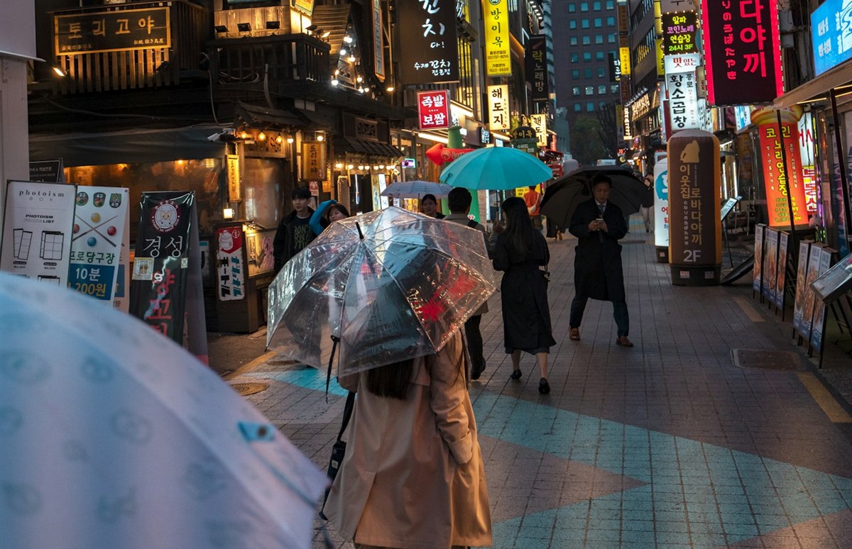 상점 간판과 보행자가 보이는 서울 거리
