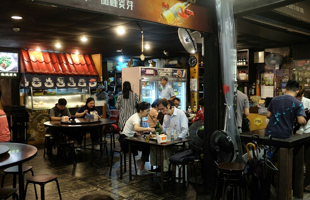사람들이 식사하고 대화하는 붐비는 식당
