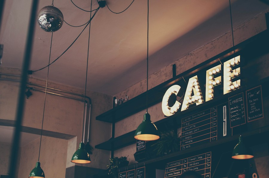 조명과 메뉴판 위에 CAFE 간판이 걸린 카페 실내